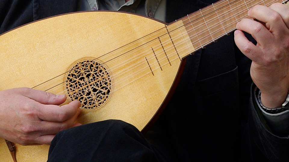 Peter Söderberg performing on the lute